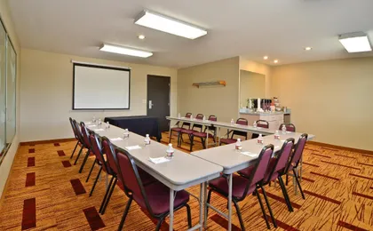 Clackamas Inn & Suites