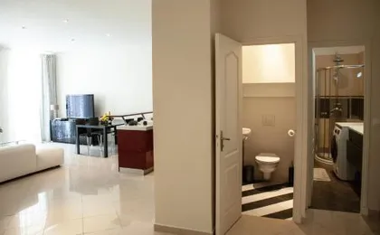 Apartment on Rue De France 4
