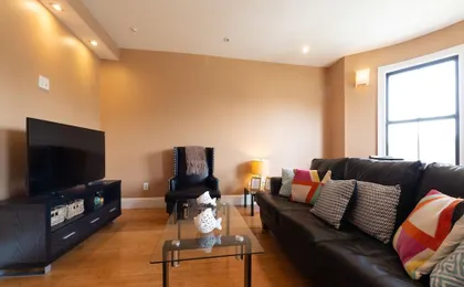 Pelicanstay in Boston Bay Village