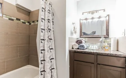 Comfortable Condo In The Heart Of Bronzeville 4 Bedroom Condo by RedAwning