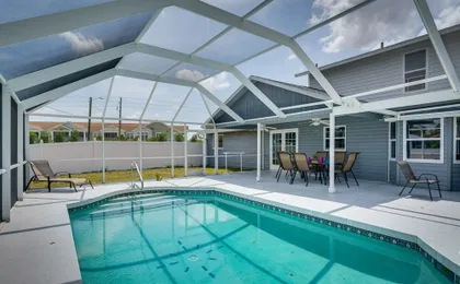 Screened-in Lanai + Yard: Port Charlotte Retreat
