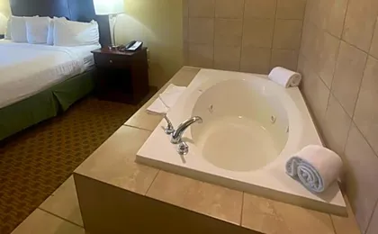 Cobblestone Hotel & Suites - Broken Bow