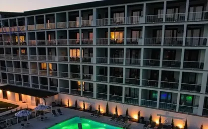 Family-fun Lakeside Luxury at Topsider in Osage w/ 2 Pools, Prime Views Pack N' Play & Games