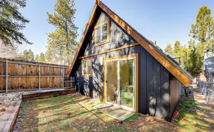 2 Mi to Big Bear Lake: Wooded Cabin w/ Deck!