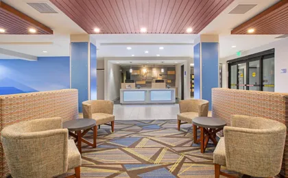 Holiday Inn Express & Suites Phoenix-Glendale