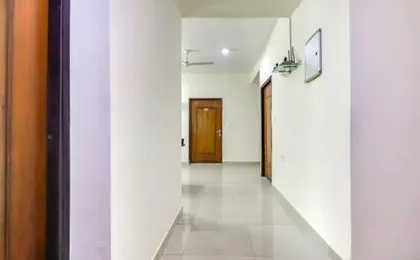Oyo Flagship Red Rose Near Ambience Mall
