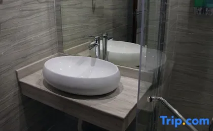 Qunying Hotel (Guangzhou Baiyun Station Julong Subway Station)