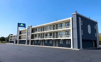 Days Inn & Suites by Wyndham Indianapolis Airport East