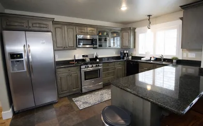 Charming Family Retreat With New Hot Tub, Walk To Main Street & Transit Center 470 3 Bedroom Home