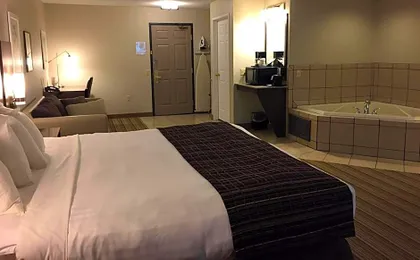 Country Inn & Suites by Radisson, Platteville, WI