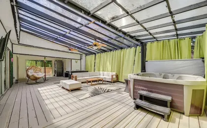 Central Tampa Oasis: Hot Tub & Huge Covered Deck!