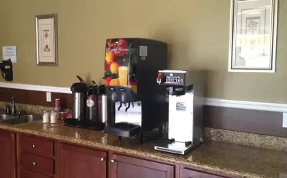 Studio 6 Portland, OR (Formerly Americas Best Value Inn & Suites Portland Airport)