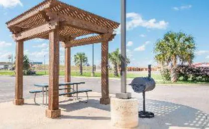 Super 8 by Wyndham Dilley TX