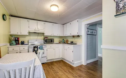 Near Trails & Lakes! Pemigewasset River Townhome