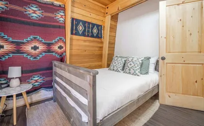 The Canoe Cabin