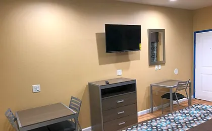 Deluxe Inn & Suites - Baytown