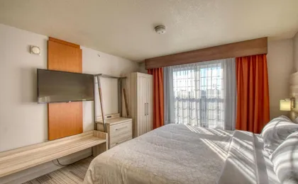 Holiday Inn Express & Suites Milwaukee Airport