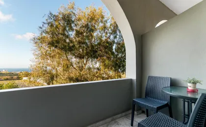 Christianna & George Luxury Hot Tub Apartment