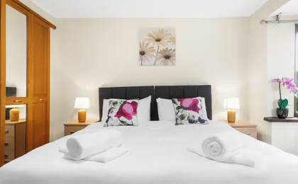 4 Bed House - Sleeps 8 - Garden - Parking - Wifi