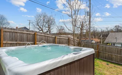 Trolly Inn Hot Tub, Walkable