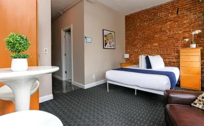 Stylish Studio in Boston Brownstone, C.Ave #21
