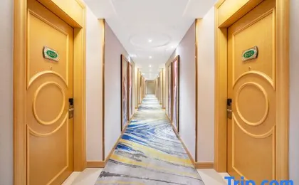 Vienna Hotel (Shenzhen Yantian Port Hong'anwei Metro Station)