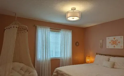 Contemporary 2-Bedroom Close to Downtown, Dining