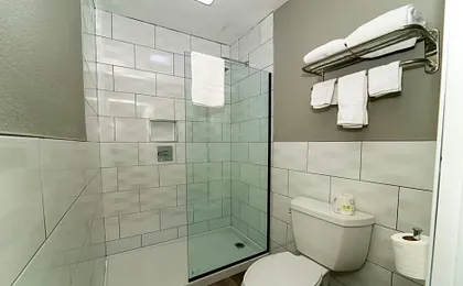 Hollywood Palms Inn & Suites