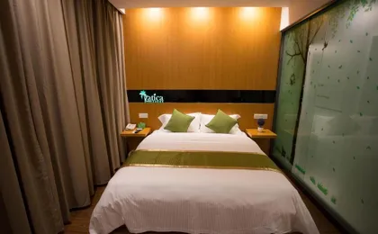 Vatica Shanghai International Tourism Resort Luoshan Road Subway Station Hotel