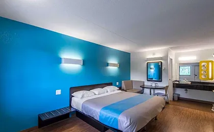 Motel 6-Overland Park, KS