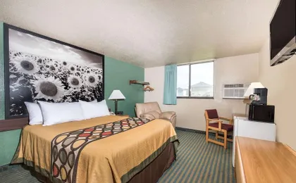 Super 8 by Wyndham Devils Lake