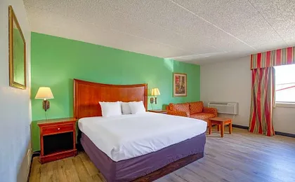 Tulsa Square Hotel Central, I-44 By OYO