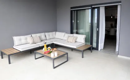 New Luxury Air-Conditioned Apartment, with Jacuzzi, Free Parking And Gardens