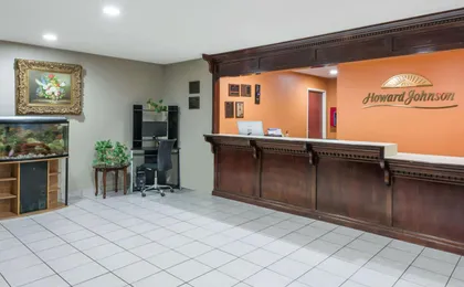 Howard Johnson by Wyndham Iowa LA