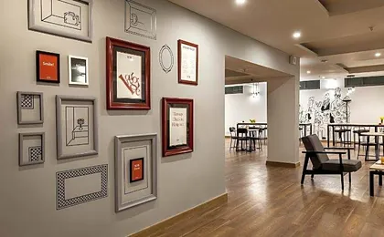 Super Townhouse Centre Point Inn Near Esplanade Metro Station