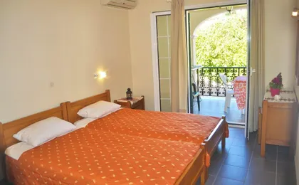 Holiday Apartments "Yannis" on Agios Gordios Beach in Corfu