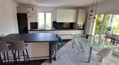 Apartman Pula s bazenom i parkingom