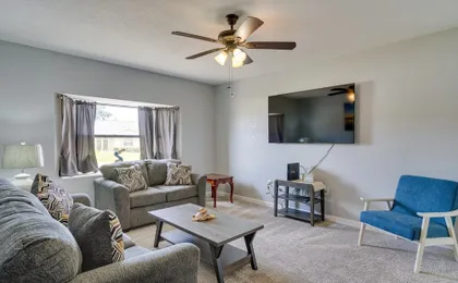 Screened-in Lanai + Yard: Port Charlotte Retreat
