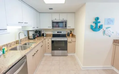 329 North Hampton, Expansive Balcony & Resort Amenities 2 Bedroom Condo