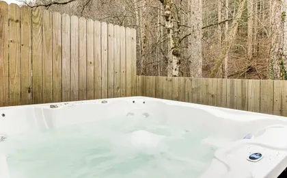 Creekside Home w/ Hot Tub, 3 Mi to Dtwn Gatlinburg
