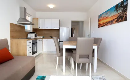Beautiful 2-Bed Apartment in Okrug Gornji