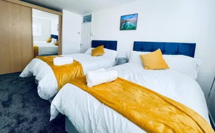 Mayfair Place - Cosy 3 Bedroom House with Free Parking