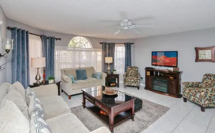 ​Near Theme Parks! Potter's Castle! Gorgeous, 3 Br's, Sleeps 8, Pool!
