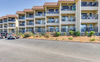 Hilton Head Island Resort Condo - Steps to Beach!
