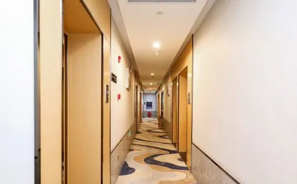 Qingmu Select Hotel (Shanghai Chenghuangmiao Laoximen Subway Station)