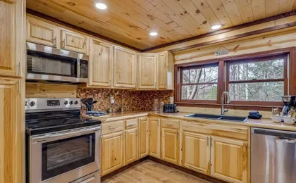 Hot Tub + Game Room: Gatlinburg Family Cabin!
