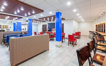 Holiday Inn Express & Suites Sealy By IHG
