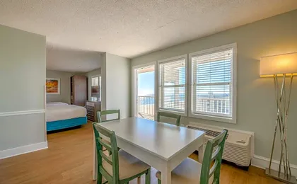 Commander Hotel & Suites