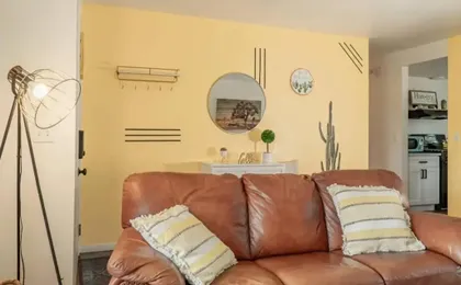 New! JT SUNSHINE HOUSE Cozy, Artsy & Comfy, Dog Friendly, 3BD