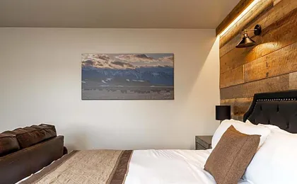 The Adventure Inn Yellowstone- Jack Creek: 2 Queen Suite 1min from Yellowstone, sleeps 4.